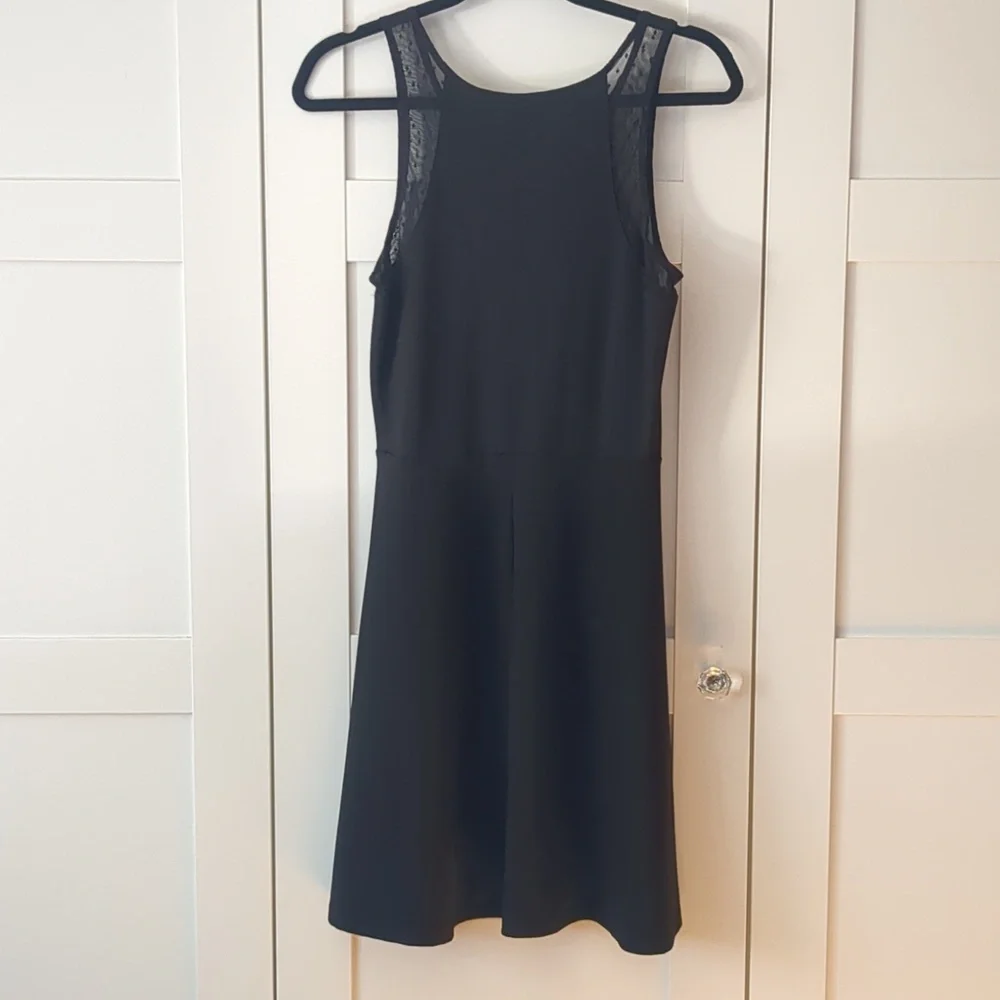 ❄️ 3/$30 H&M Black Sleeveless Skater Dress with Lace Trim - Picture 5 of 6